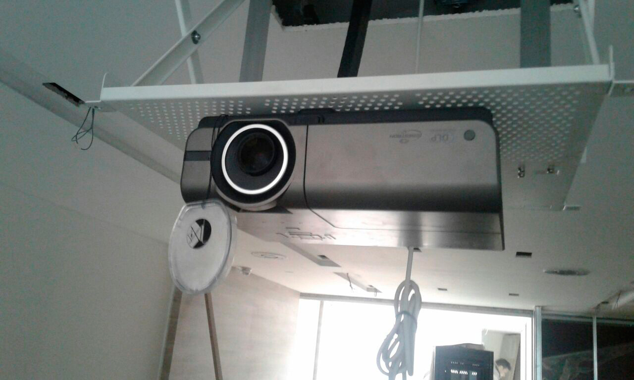 Instalación de soporte tipo Elevador de sistema eléctrico para Video beam