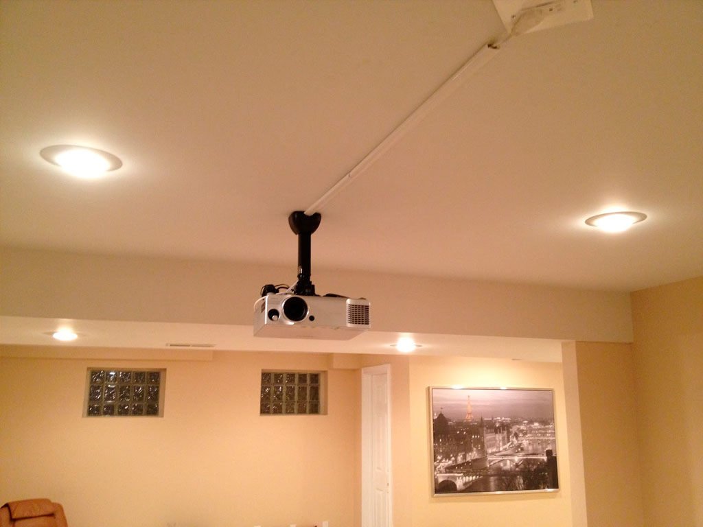 Instalación de video beam Casio en el techo con soporte metalico resistente