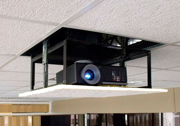soporte para video beam con sistema electrico que baja 2 metros