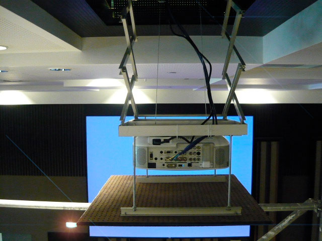 Elevador para video proyector con capacidad de bajar 3 metros
