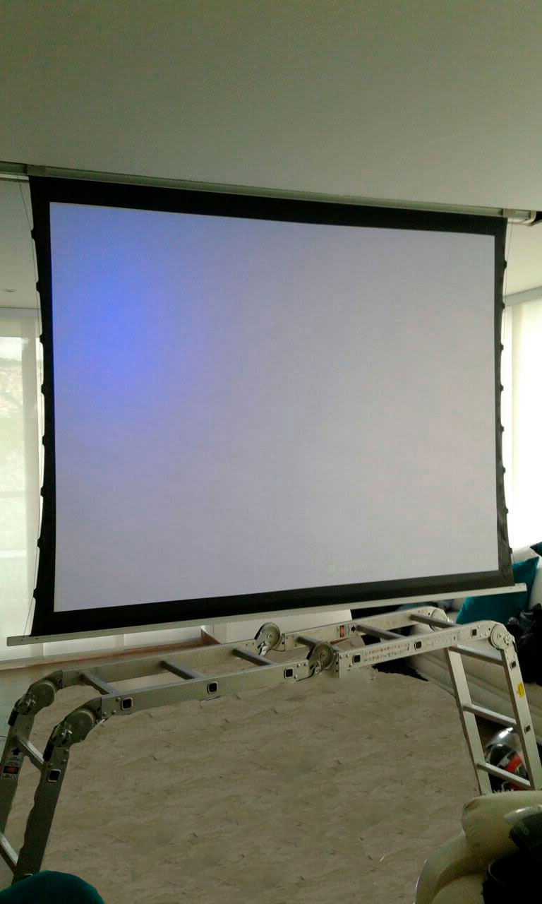 pantalla electrica translucida con medidas de 244x244 cm