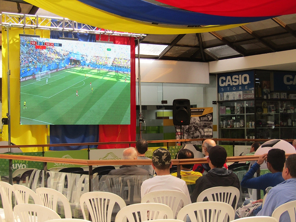 Proyector y telón de proyección ideales para ver los partidos del Mundial Sub-20 Sudamericano 2025 con una calidad de imagen impresionante