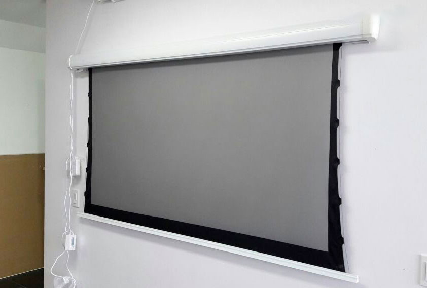 pantalla retroproyectiva con medidas de 274 x 210 cm